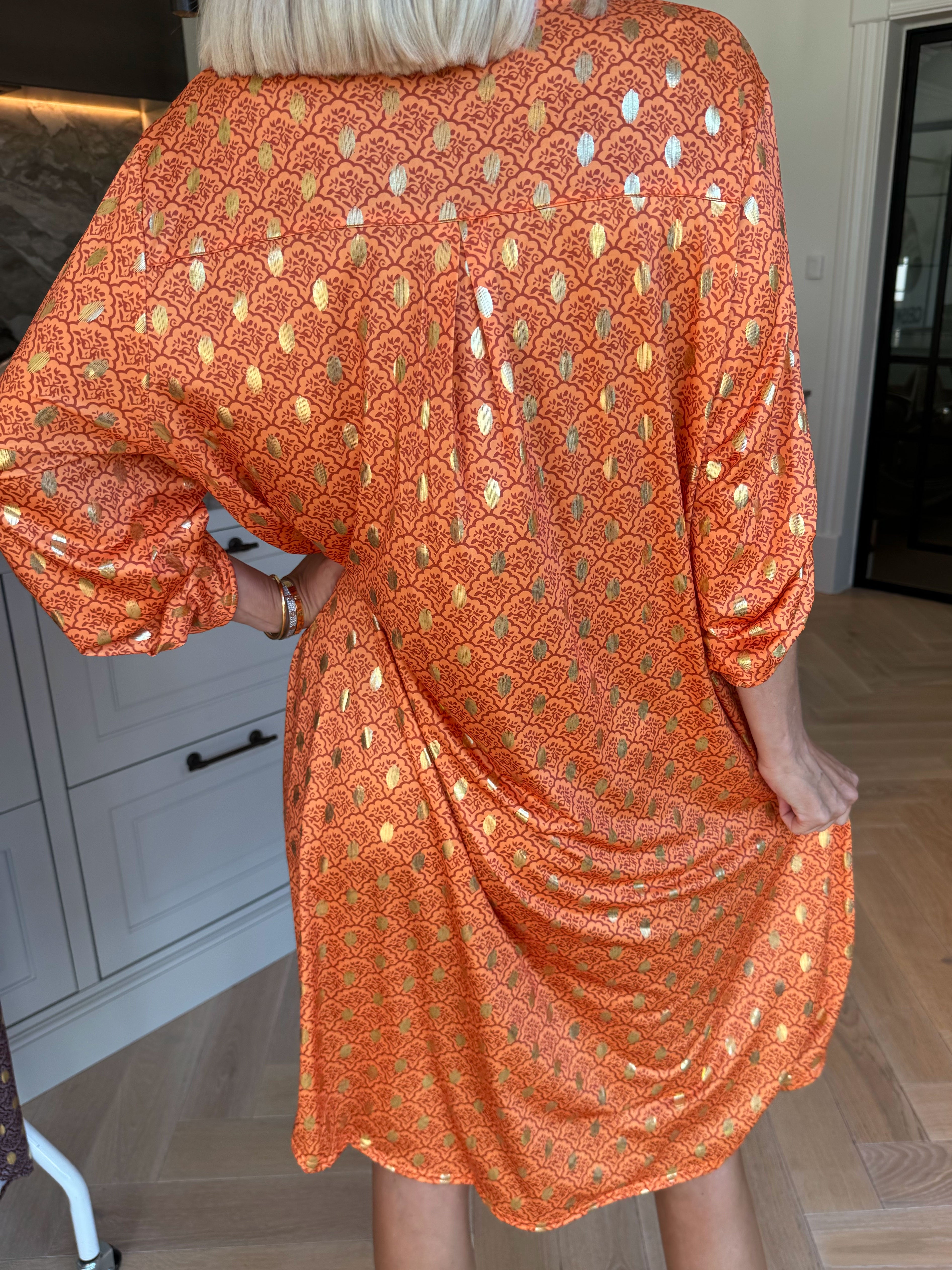 Ebba Marrakech - Elastisk kjole med fint mønster og guld dutter
